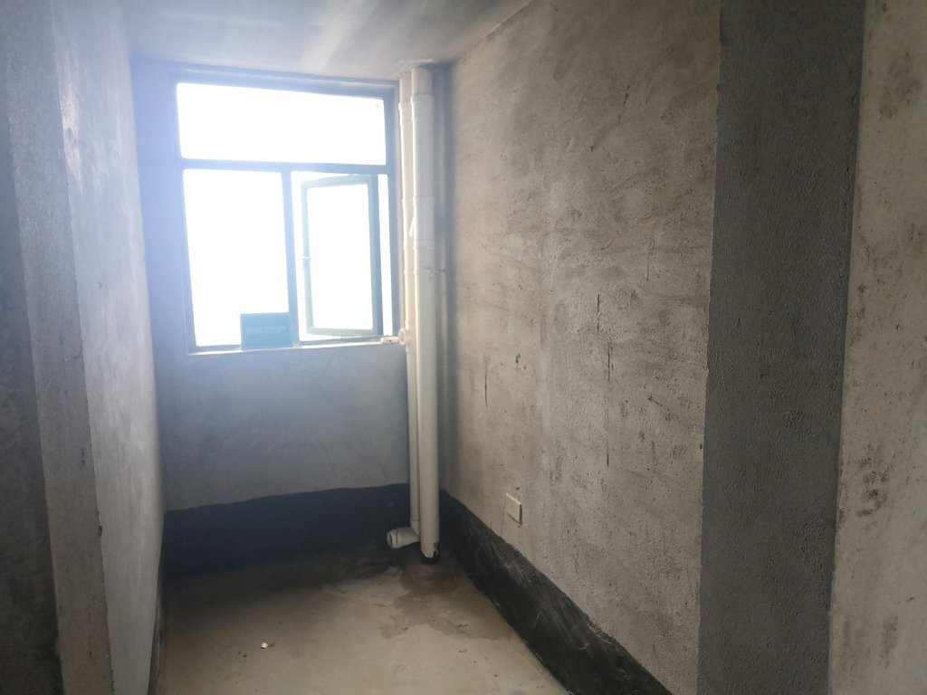 新城一号四期.毛坯四房.南北通透.看房方便