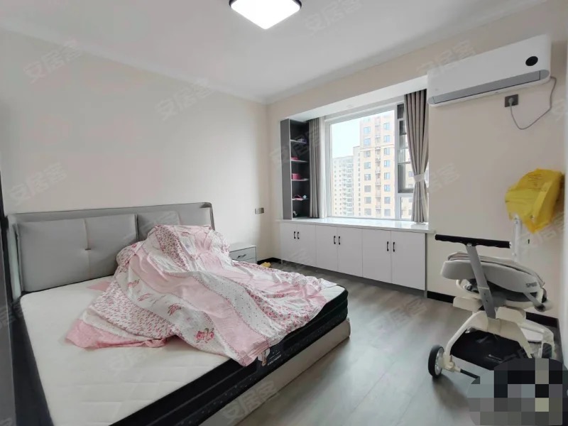 满庭春，精装三房，带入户花园，单价5000，保养成色新，证满二，诚心出售