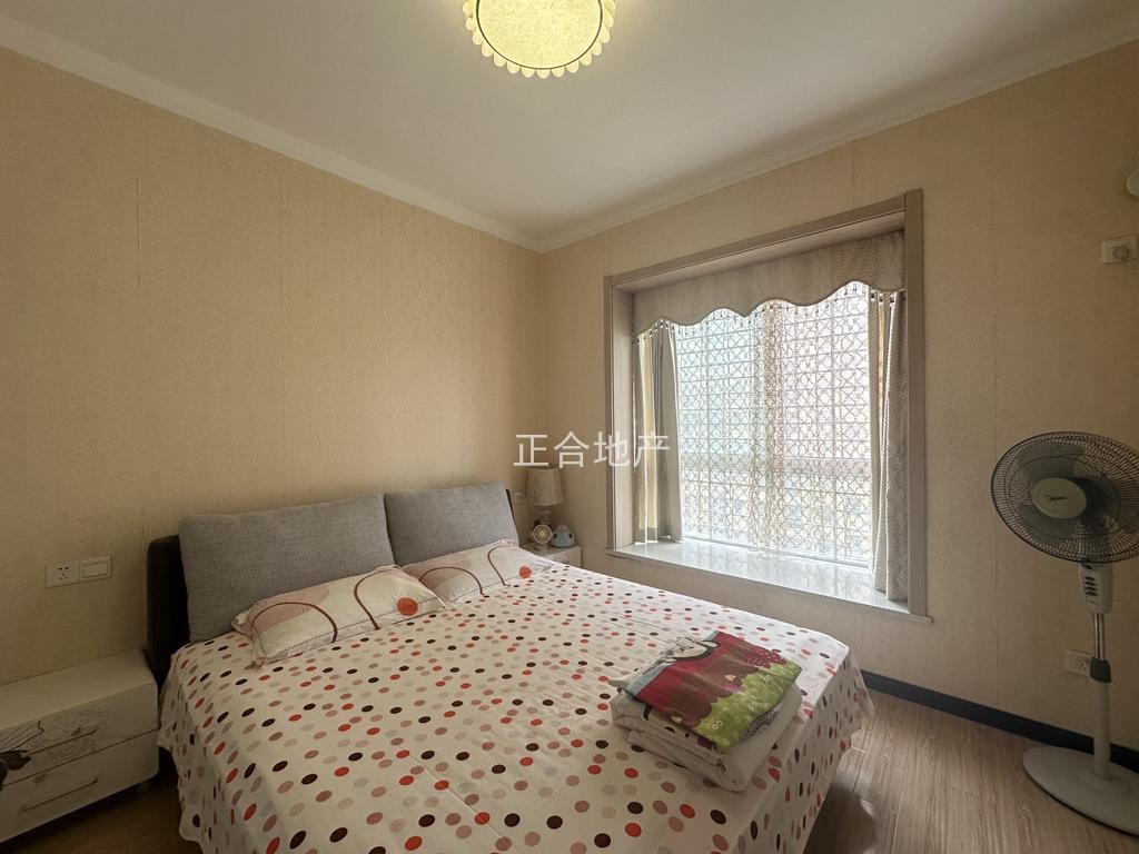 业主诚心出售，三丰鼎城，小高层，精装三房，中间楼层，成色还可以，满五，拎包入住