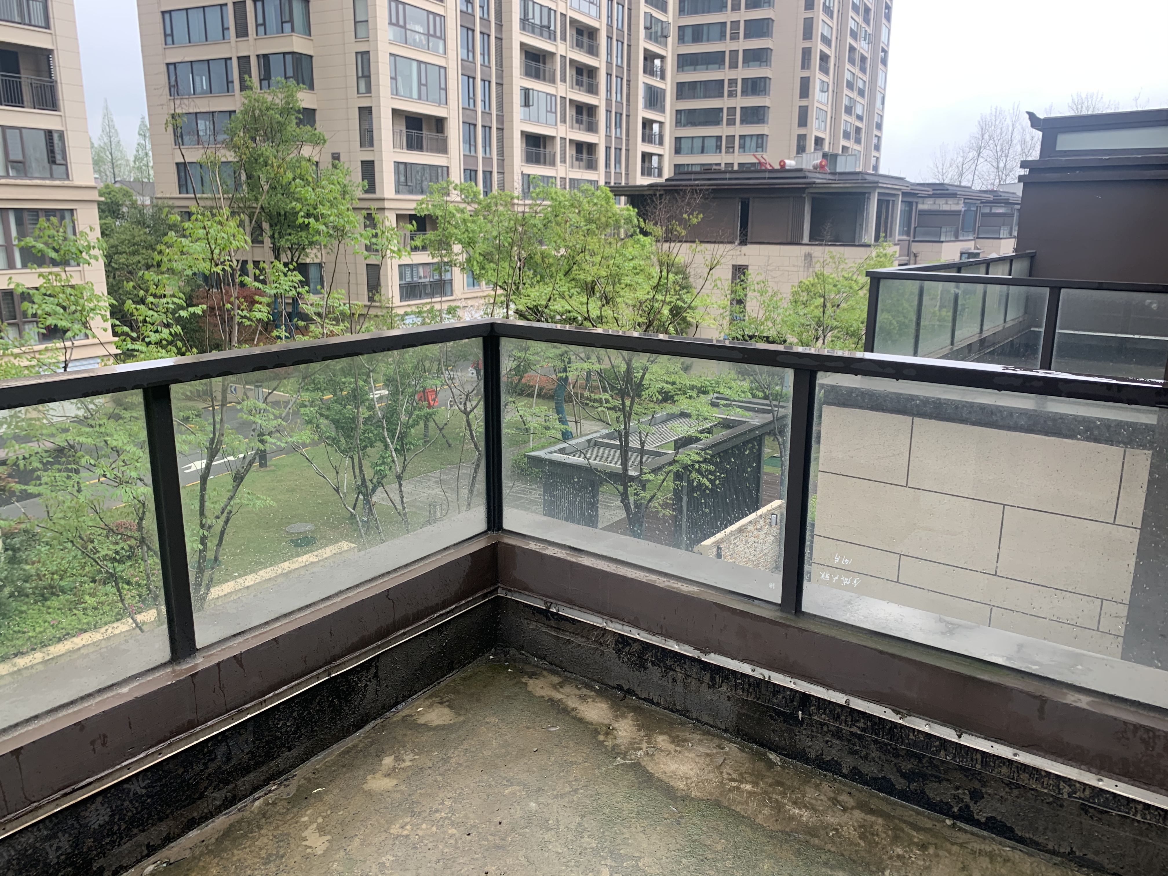 138万，别墅，全市ZUI优质，还是边户，带2车位，约40平米花园，有天有地