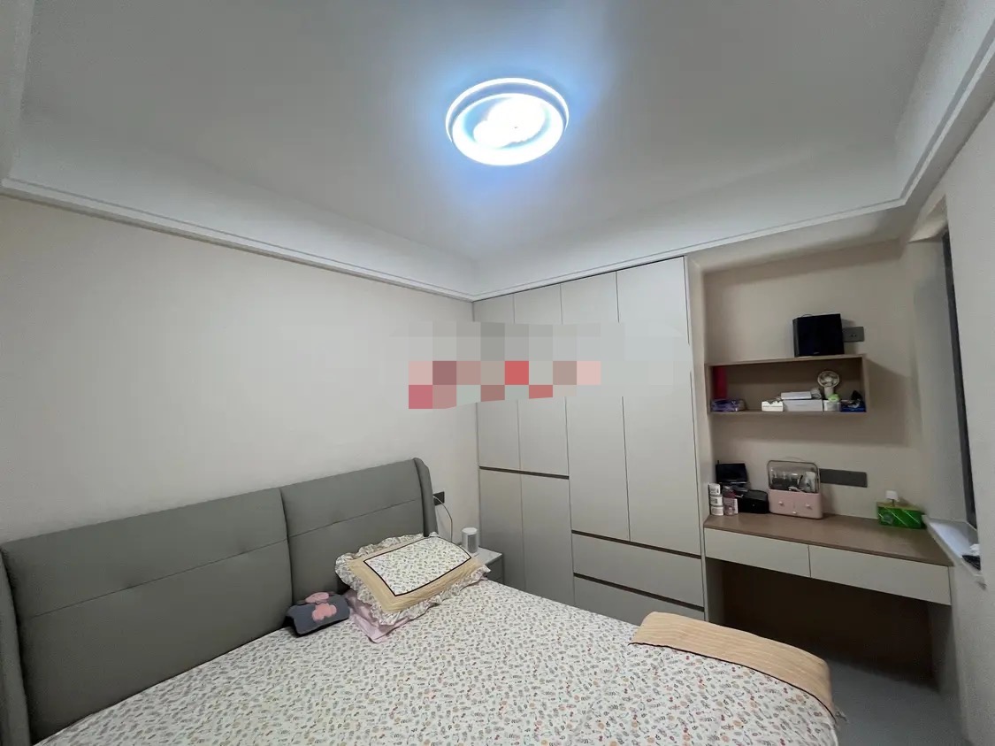 城南，新城壹号四期，湖景房，房东自装9.9成新，精装3房1卫，证满两年，好楼层，