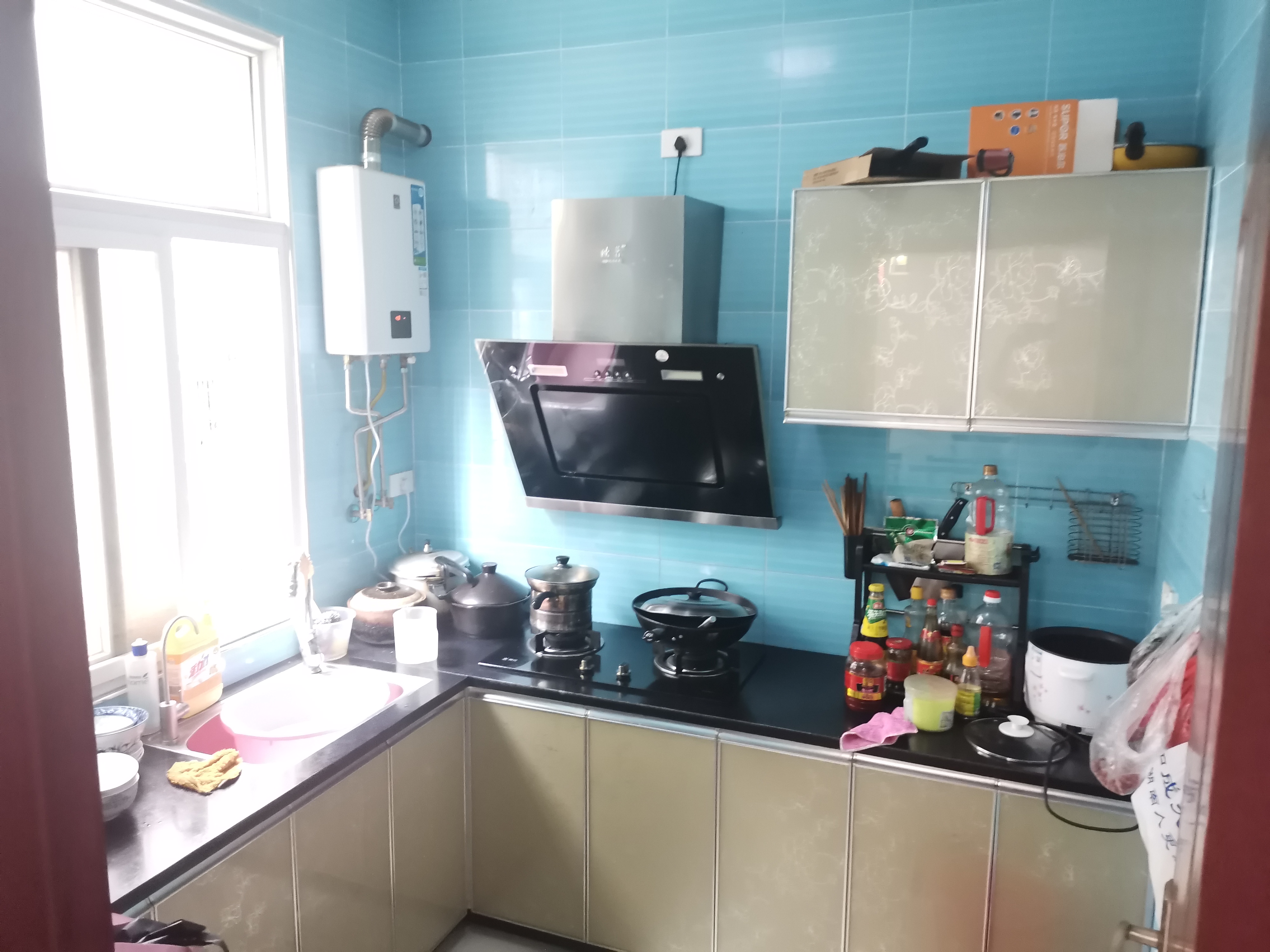 步行街后面三房诚意出租，步梯三楼好楼层，精装家具家电齐全拎包入住