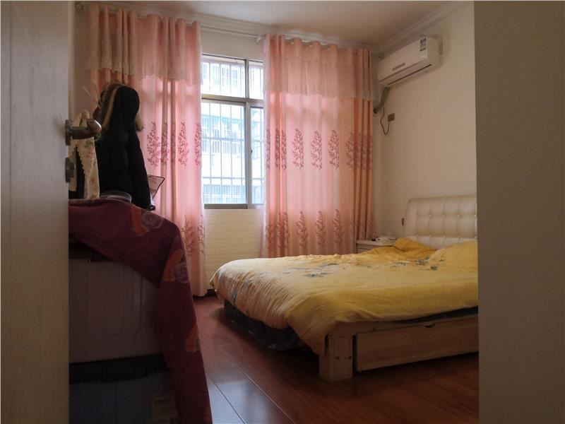 城南 好地段 菜场都非常近步梯好楼层，证满两年，看房方便