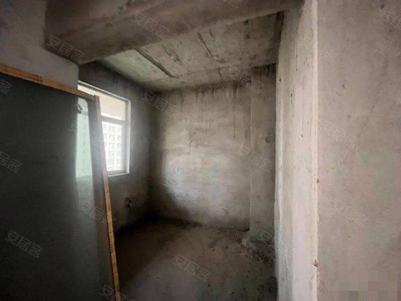 银浮领秀城，楼梯和现浇已弄好，带地下停车位电梯洋房，复式大平层，实际面积300多平，证满二，南北通透双阳台，四开间朝南，