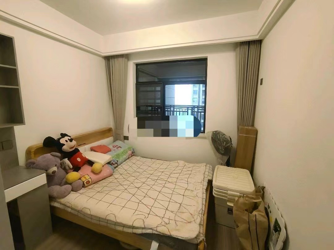 296，房东诚心出售，御湖世家，精装大三房，单价5字开头，装修成色新，中间好楼层