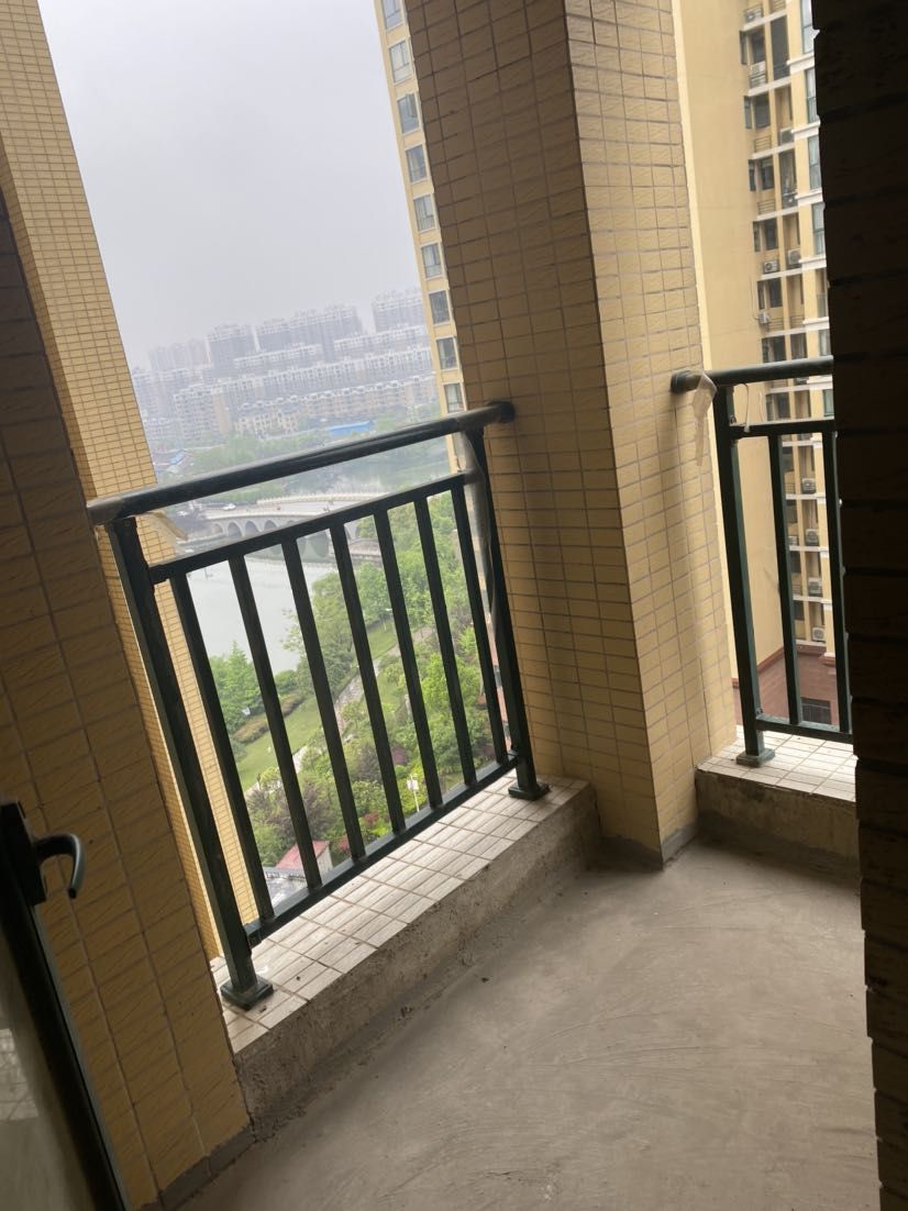 新城壹号四期湖景房，三房两厅两卫，满二