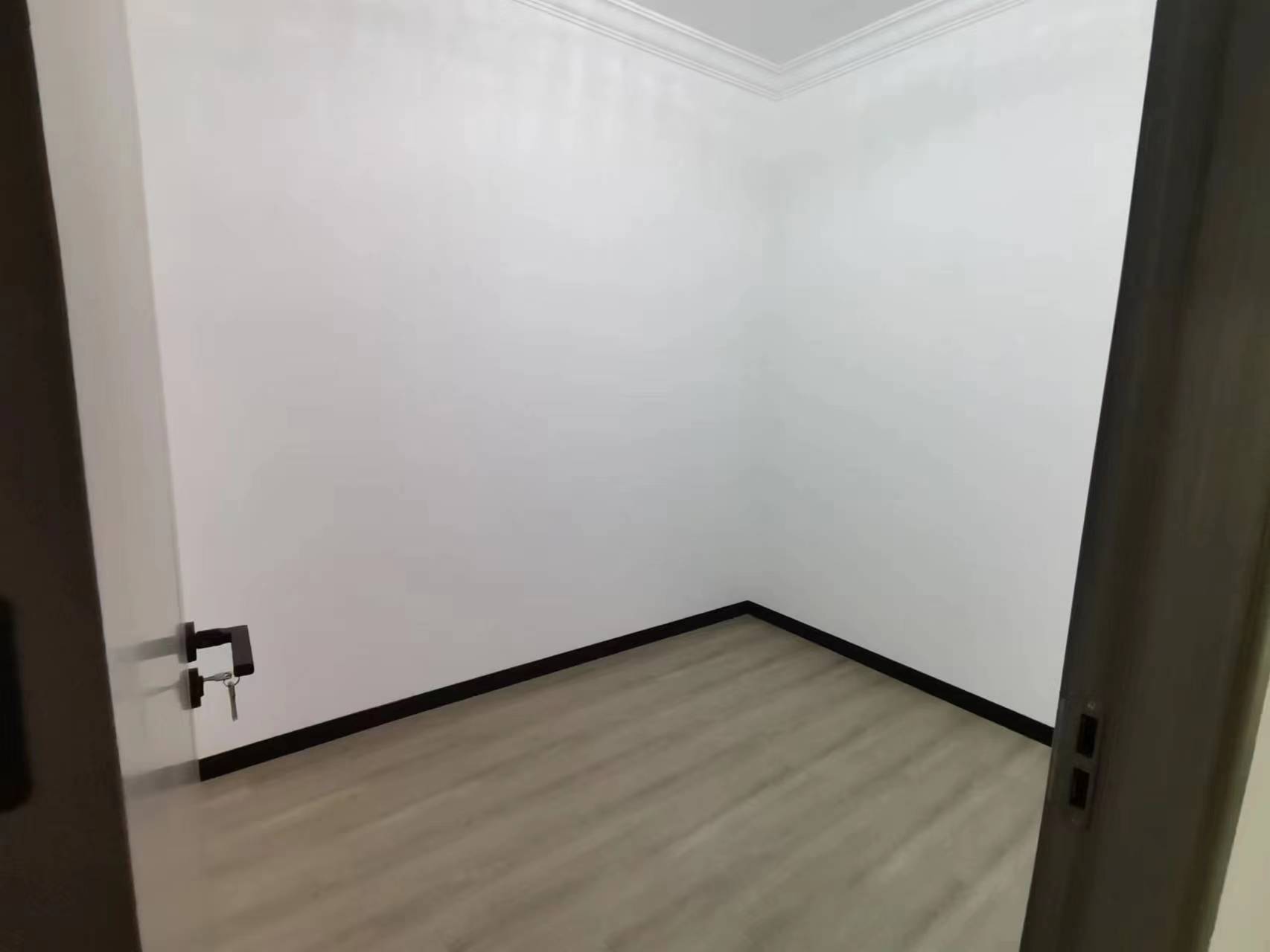 一建宿舍商城附近三钟旁边热闹凡华的位置全新装修