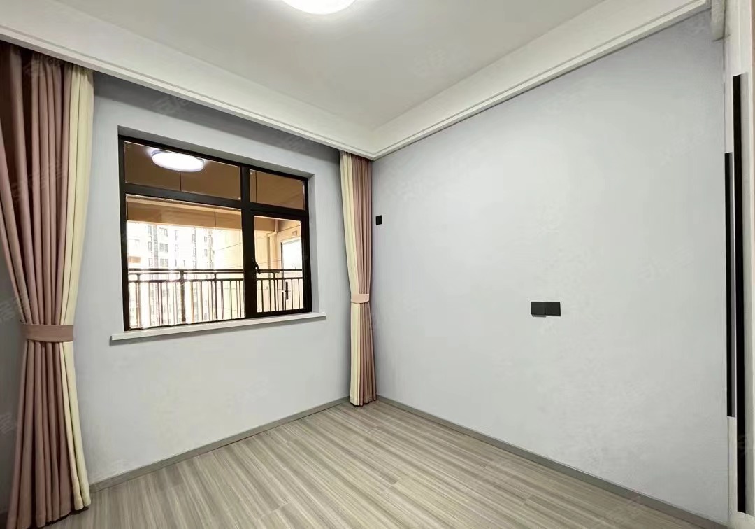 52，亏本急售，城南，全新精装三房，包车位包过户，中间楼层，三开间朝南