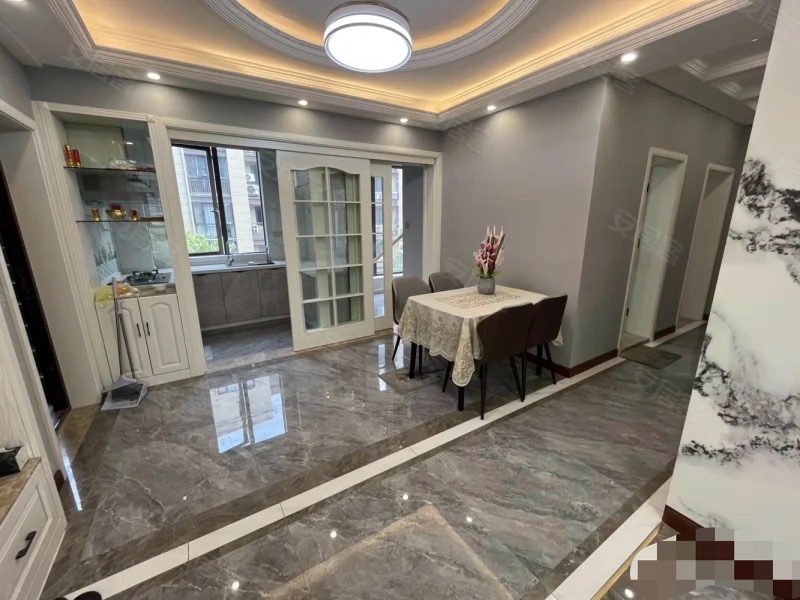 绿地香格里拉，电梯洋房，9成新，精装三房两卫，好楼层，证满二