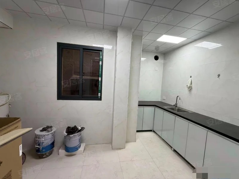 391，环球广场对面，步梯好楼层三楼，老证，三开间朝南，精装四房大院子好停车