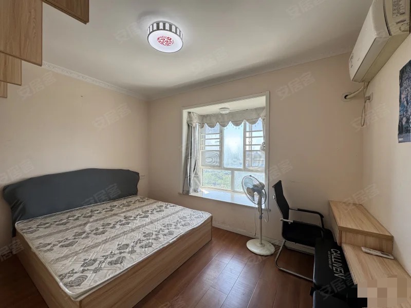 124，捡漏，一中对面，房东诚心出售，精装三房，单价4800，老证过户，满五