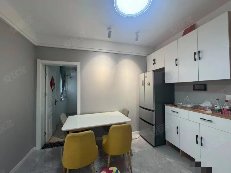 城东，一中旁，精装3房，电梯小高层，中间楼层，装修成色9.9成新