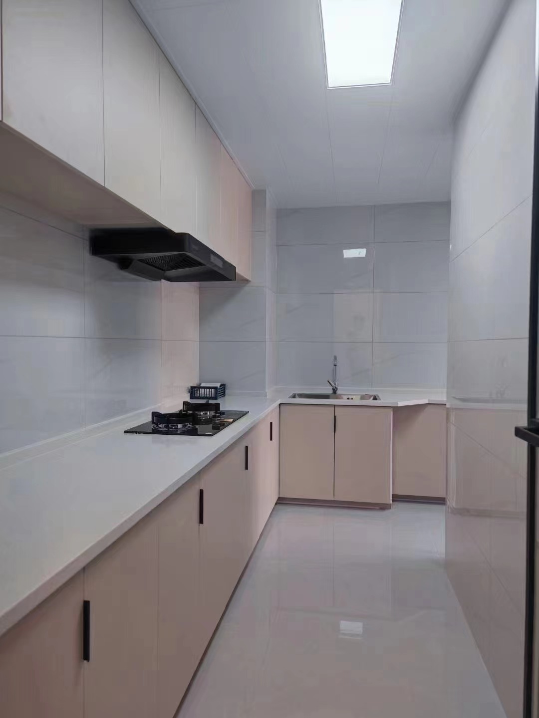 房东诚心出售，元‮未泰‬来城，17楼，​全‮装新‬修，单价6字开头，中间‬楼层，​满二，