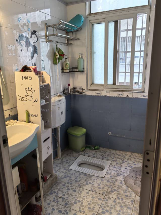 仙桃中学（沔中）附近招租：3室2厅2卫1厨1阳台，共120平，另还有18平的电动车车库。