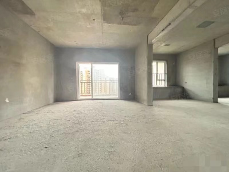 亏本出，满庭春湖景房，边户 单价4400，南北通透双阳台，三面采光