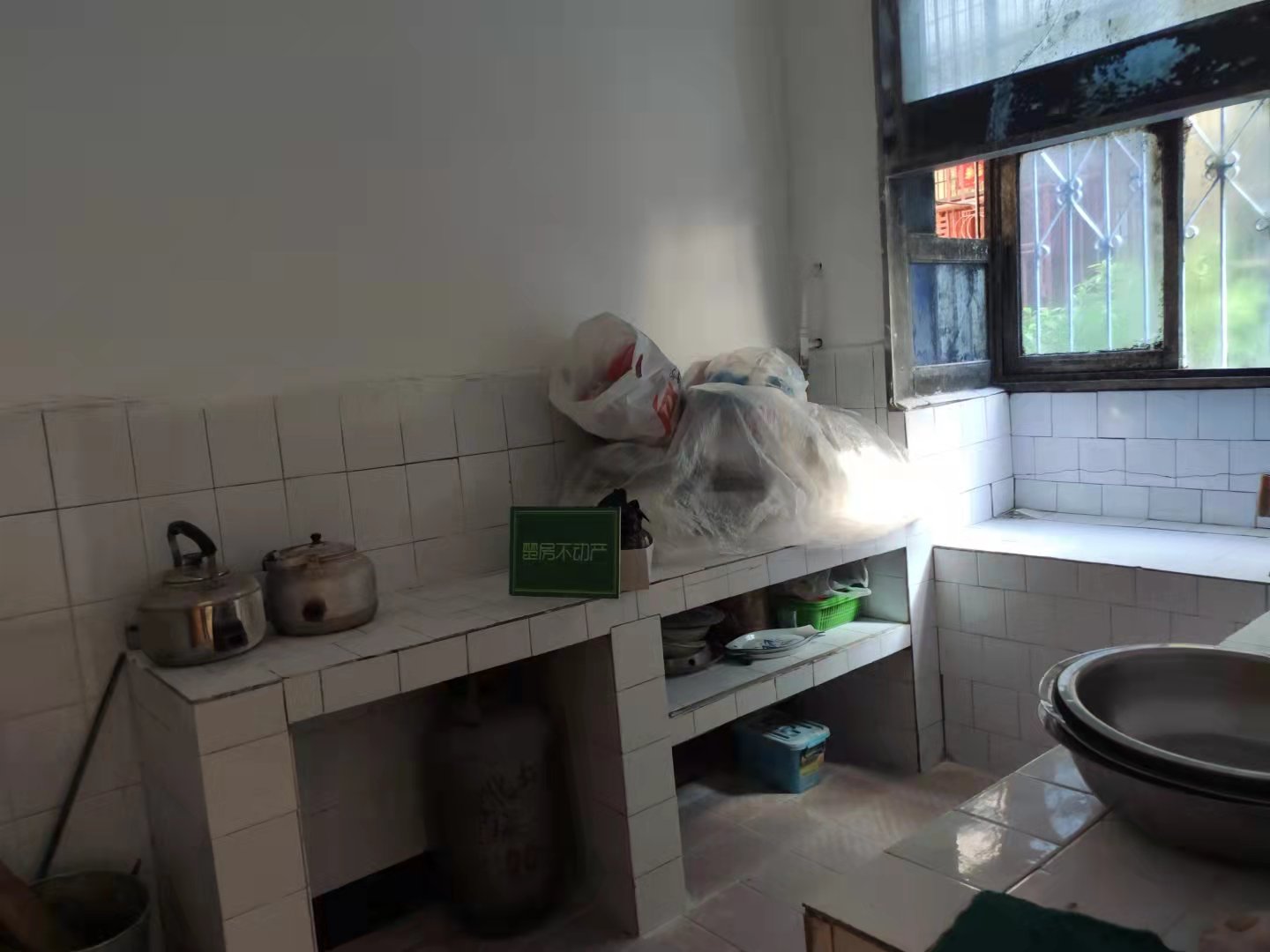 黄荆小区私房一栋两杆三层看房方便诚心出售证件齐全