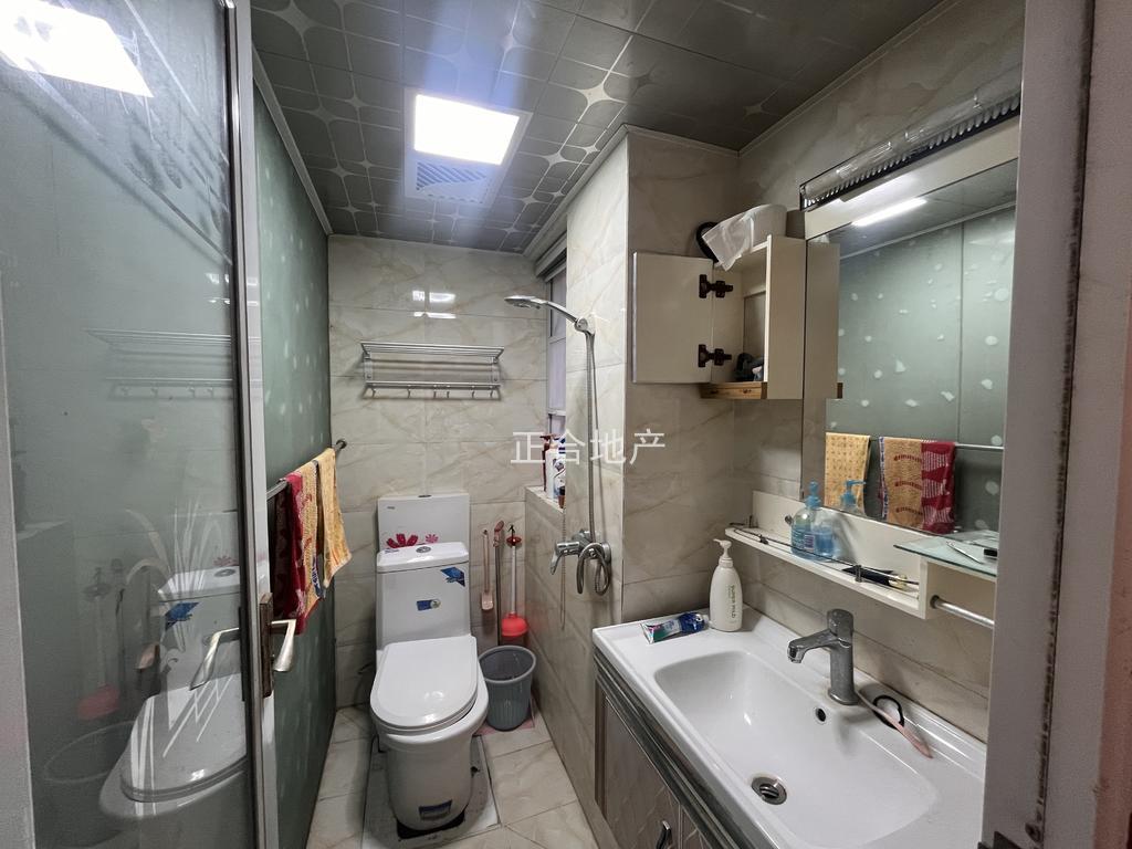 降价了，业主亏本急甩，一中对面，电梯精装三房两卫，带超大露台，快来捡漏，证满二