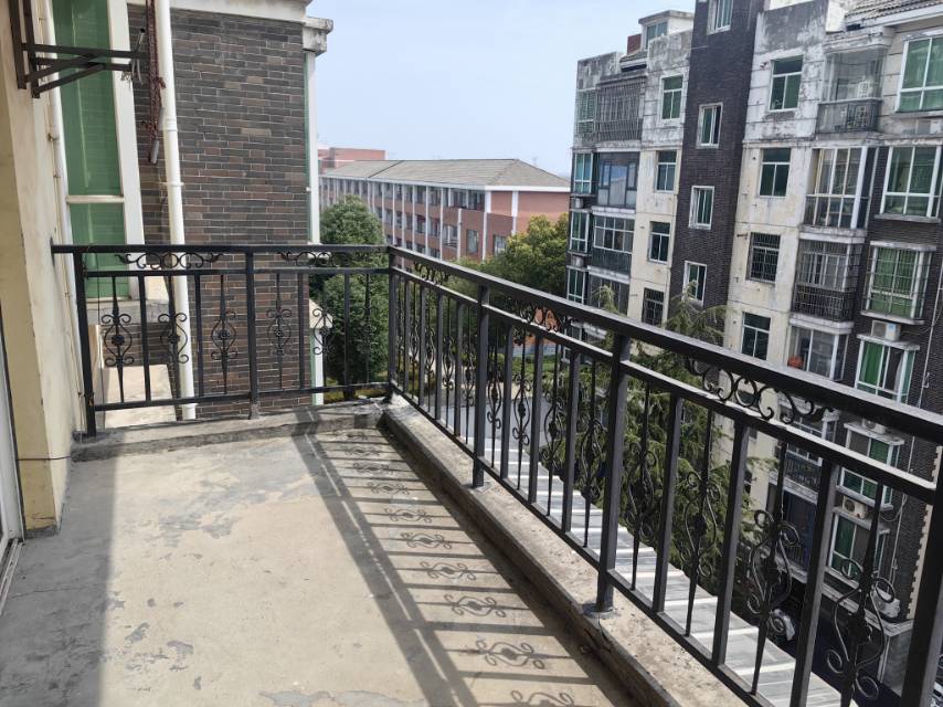 一中花园四室两厅，带车库出售