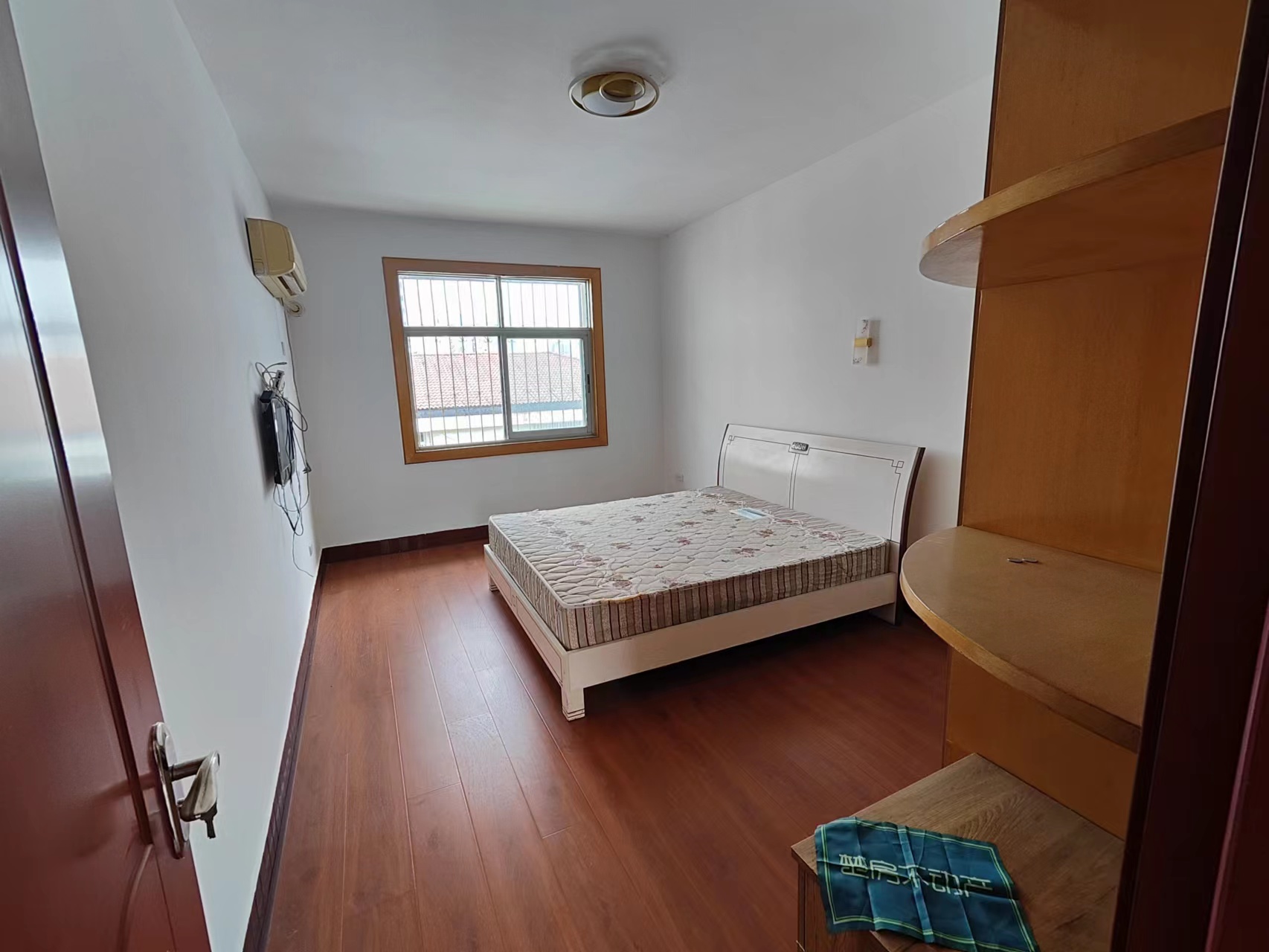 二中旁边的长虹卫生小区，家里装修成色新，没怎么住，采光好，出门就是武商