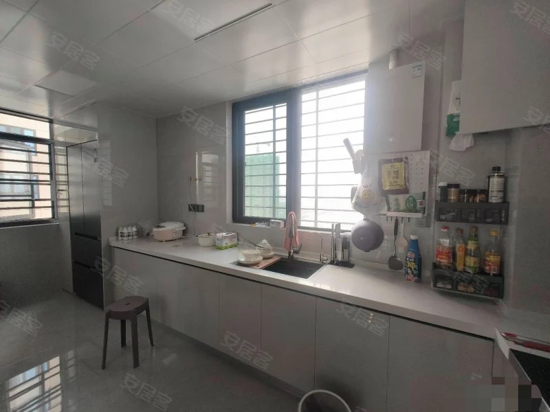 城南，吾悦广场，精装大三房，边户，好楼层23楼，大阳台，诚心出售