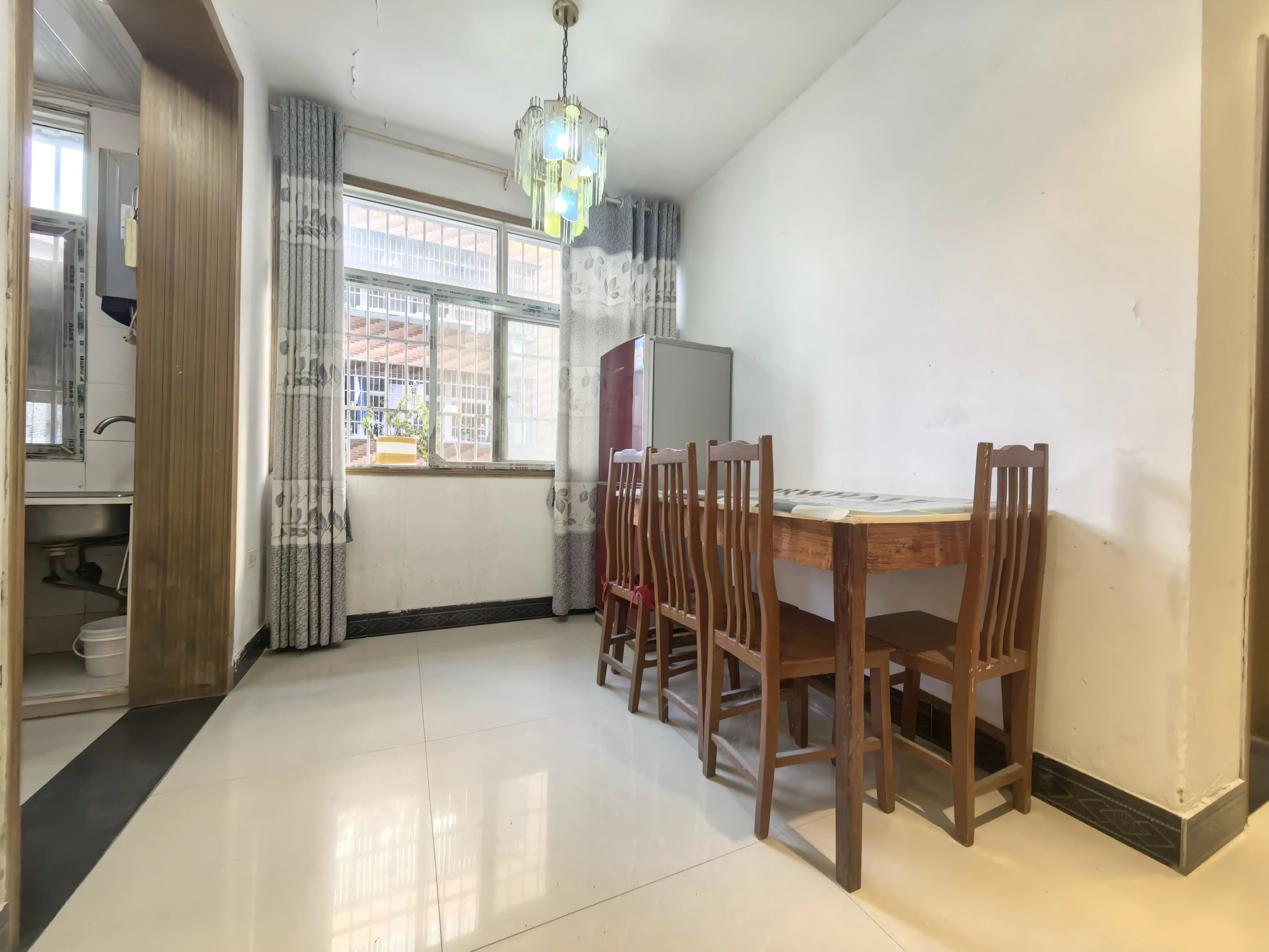 江滩公园旁，商城附近，步梯2楼，好楼层，精装三房，证满二