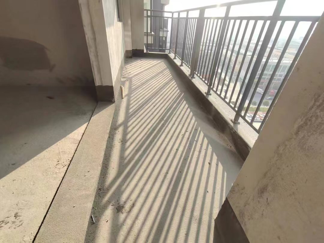 风和日丽.毛坯三房.中间楼层.业主急卖.看房方便