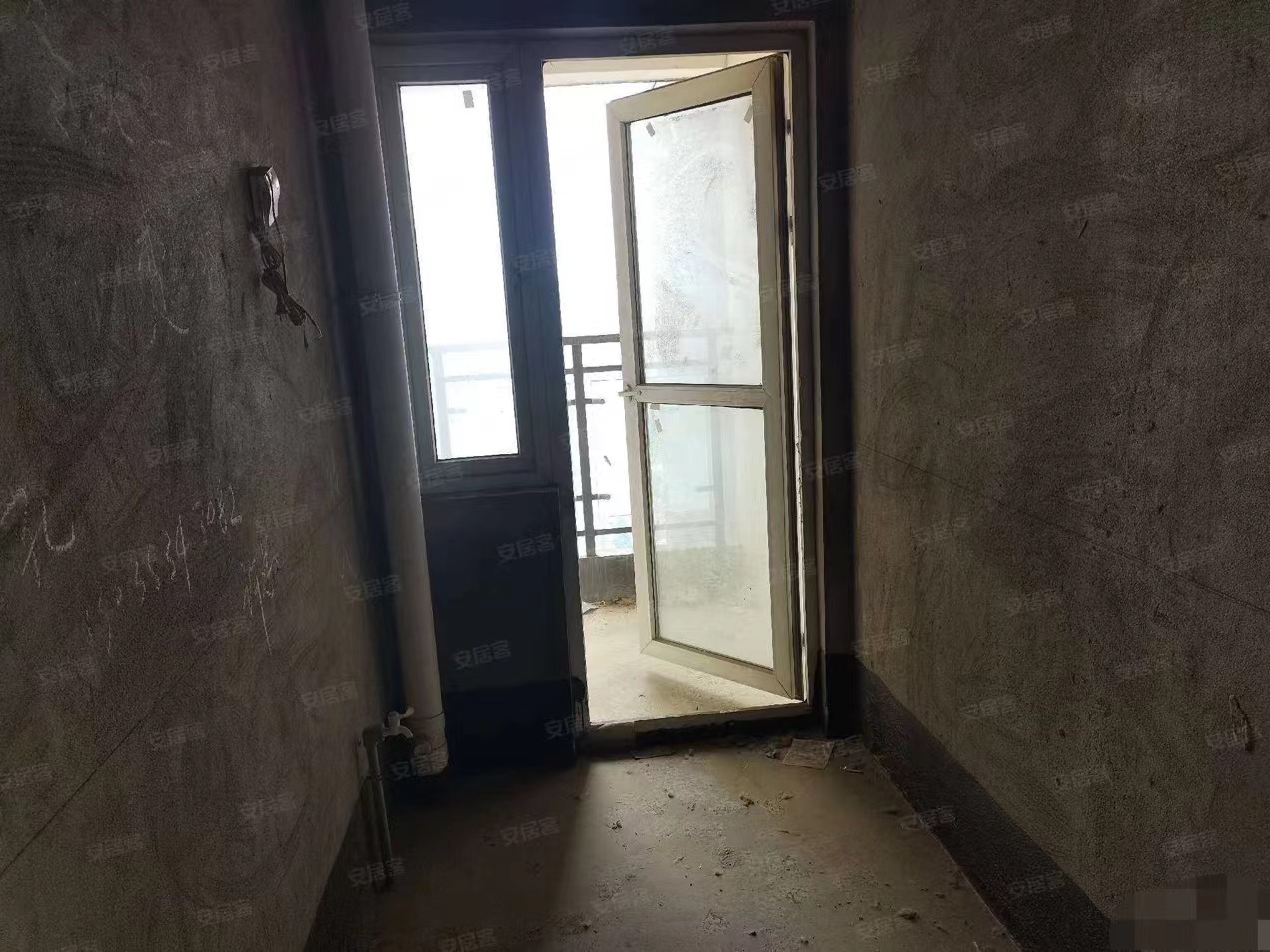 50，房东亏本出，城南，毛坯三房，单价4400​，证满五，电梯好楼层，速度来捡漏