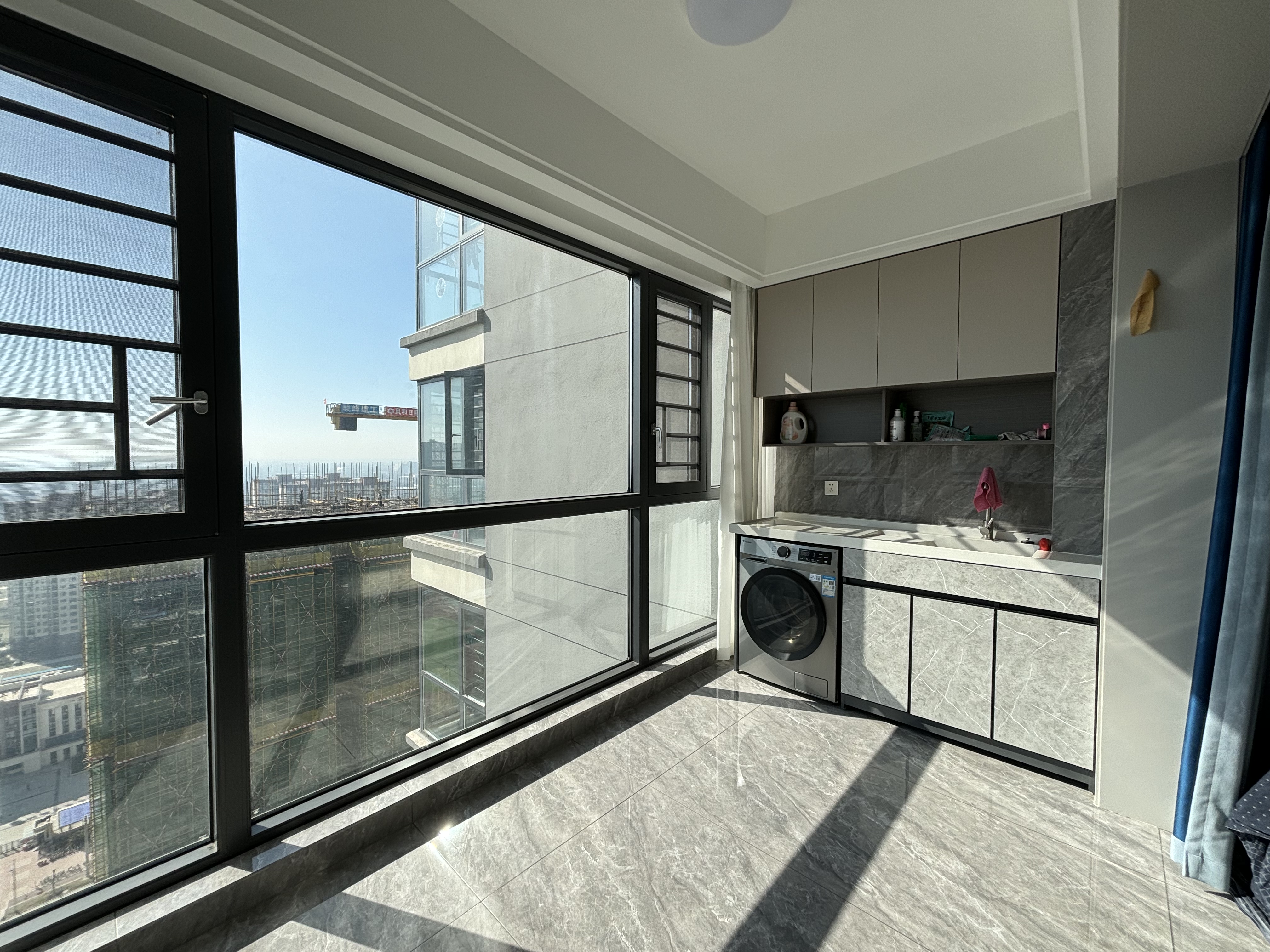 风和日丽.全新品牌装修三房.出门就是學笑.看房方便