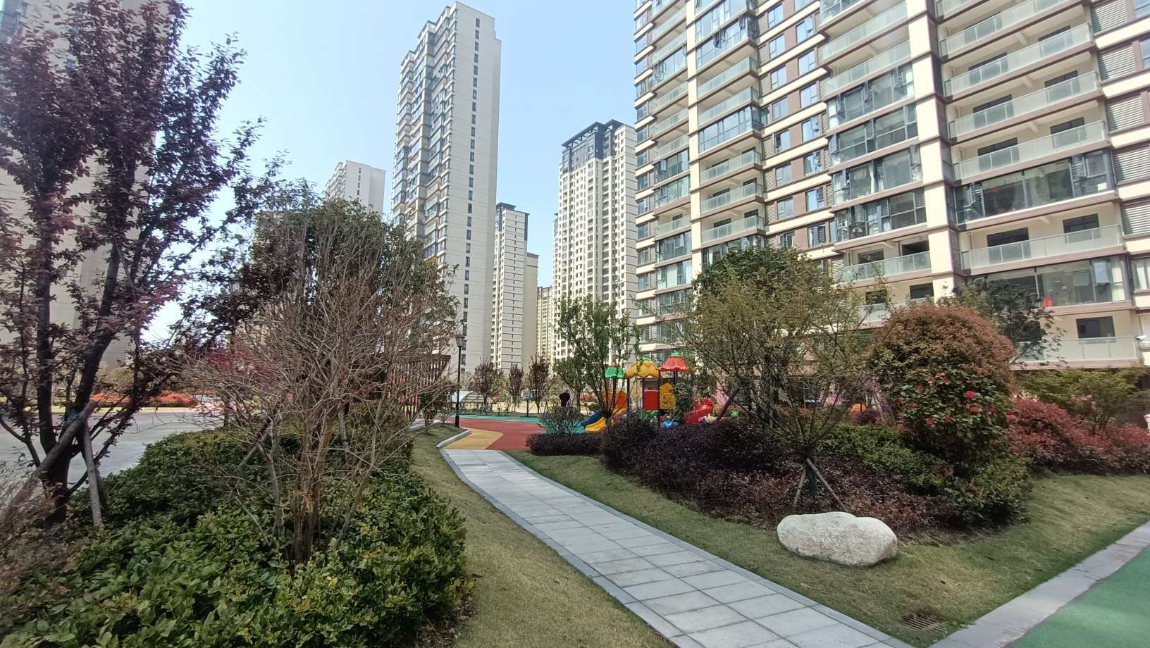 城南新小区蓝天白云毛坯，中间楼层，房东亏本卖！