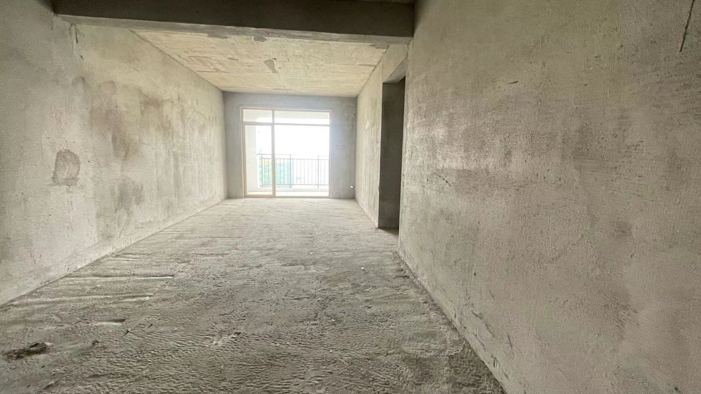 蓝天白云   毛坯三房   小区人车分流.看房方便