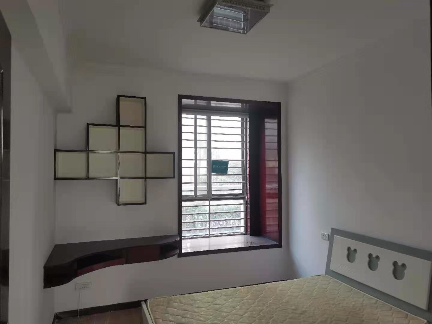 城南金诚花园三房两卫精装修，小区环境好！