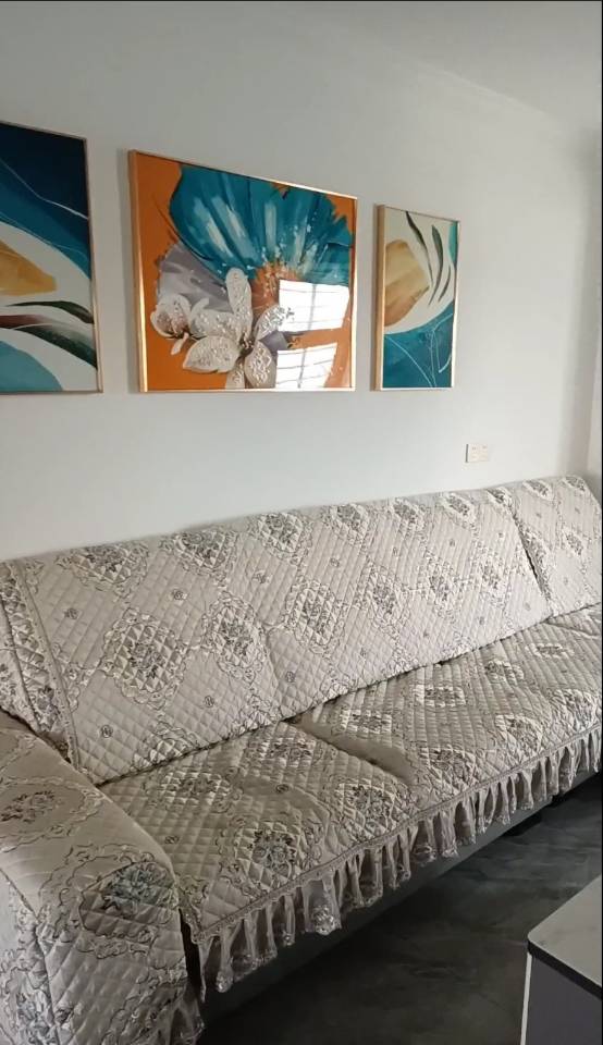 房东直租无中介费，全新的三室两厅两卫一厨，家具家电齐全全新，拎包即可入住