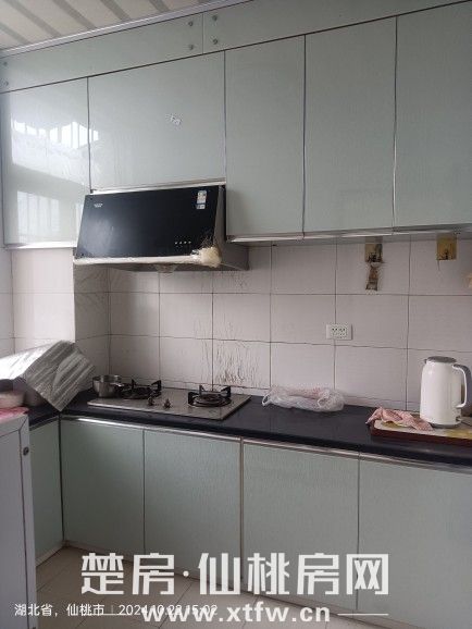 城西凤凰河路水泥厂宿舍院内后期开发的三室二厅一厨一卫商品房