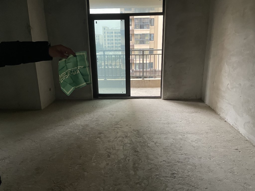 荣怀边户毛坯小三房 现房 买了就可以进行装修 户型采光好