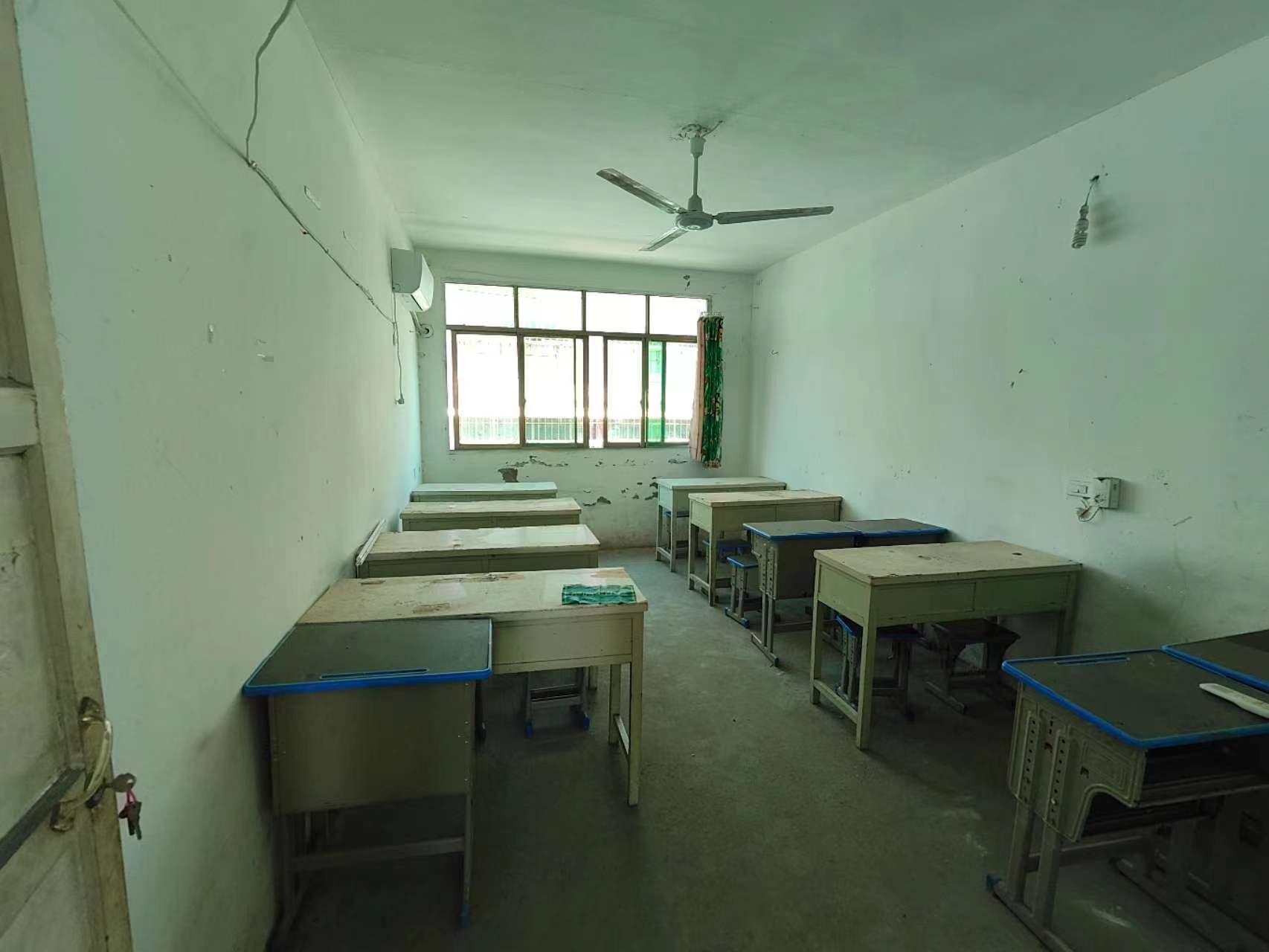 私房两间四层，另带隔热层400平只要55万，户型南北通透采光好的很生活配套成熟交通方便！