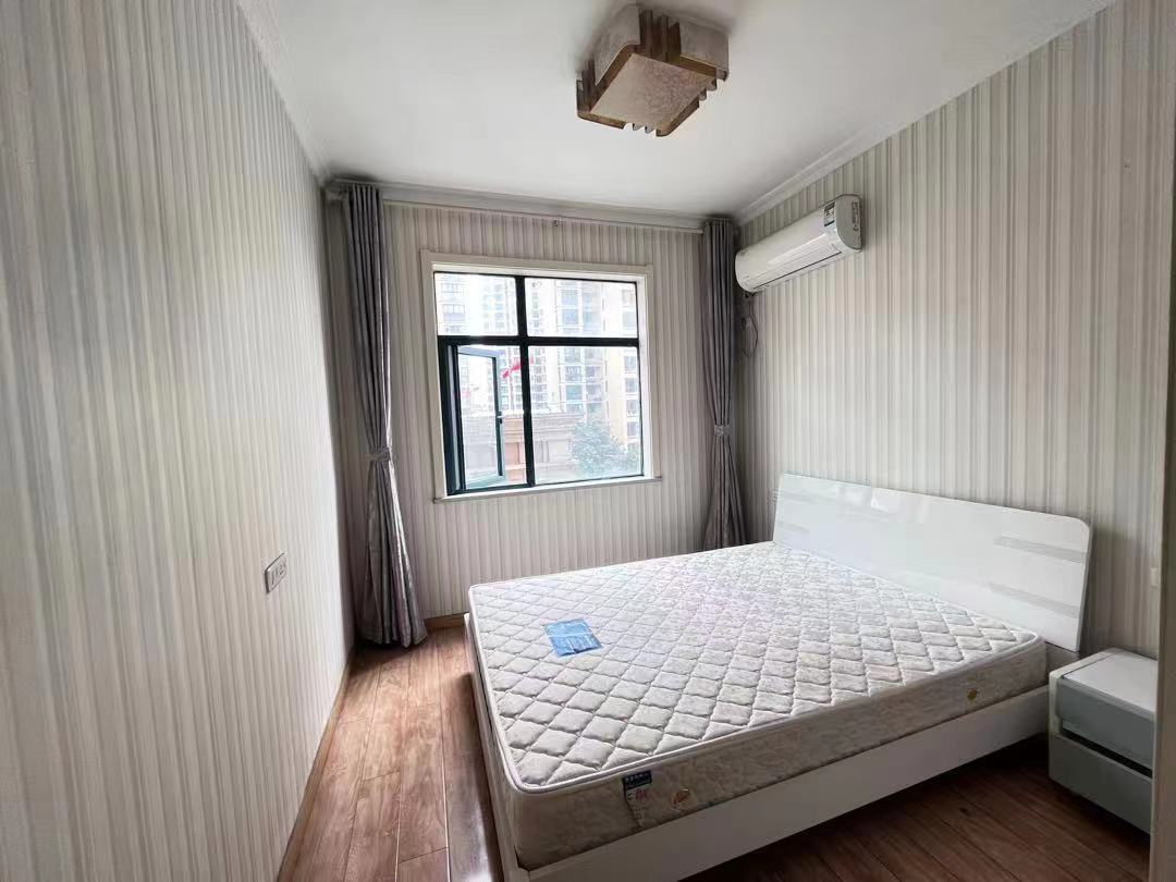 新城一号.精装三房.下楼就是薛晓.证件满二.看房方便