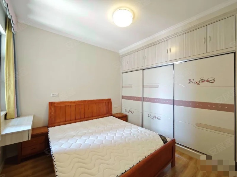 老三中旁，康湾一品，精装三房，单价5千多点，电梯中层，成色新