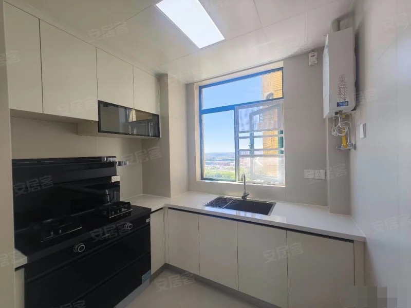 新城壹号五期，全新装修，法式简约风！好楼层，精装3房2卫，双阳台。单价6200一平