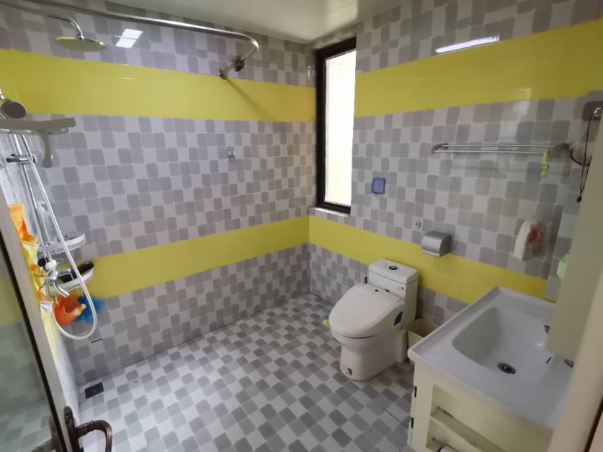 急售-绿地华庭天然氧吧，上下分层两户进出。产权面积254平米，使用面积315平米。