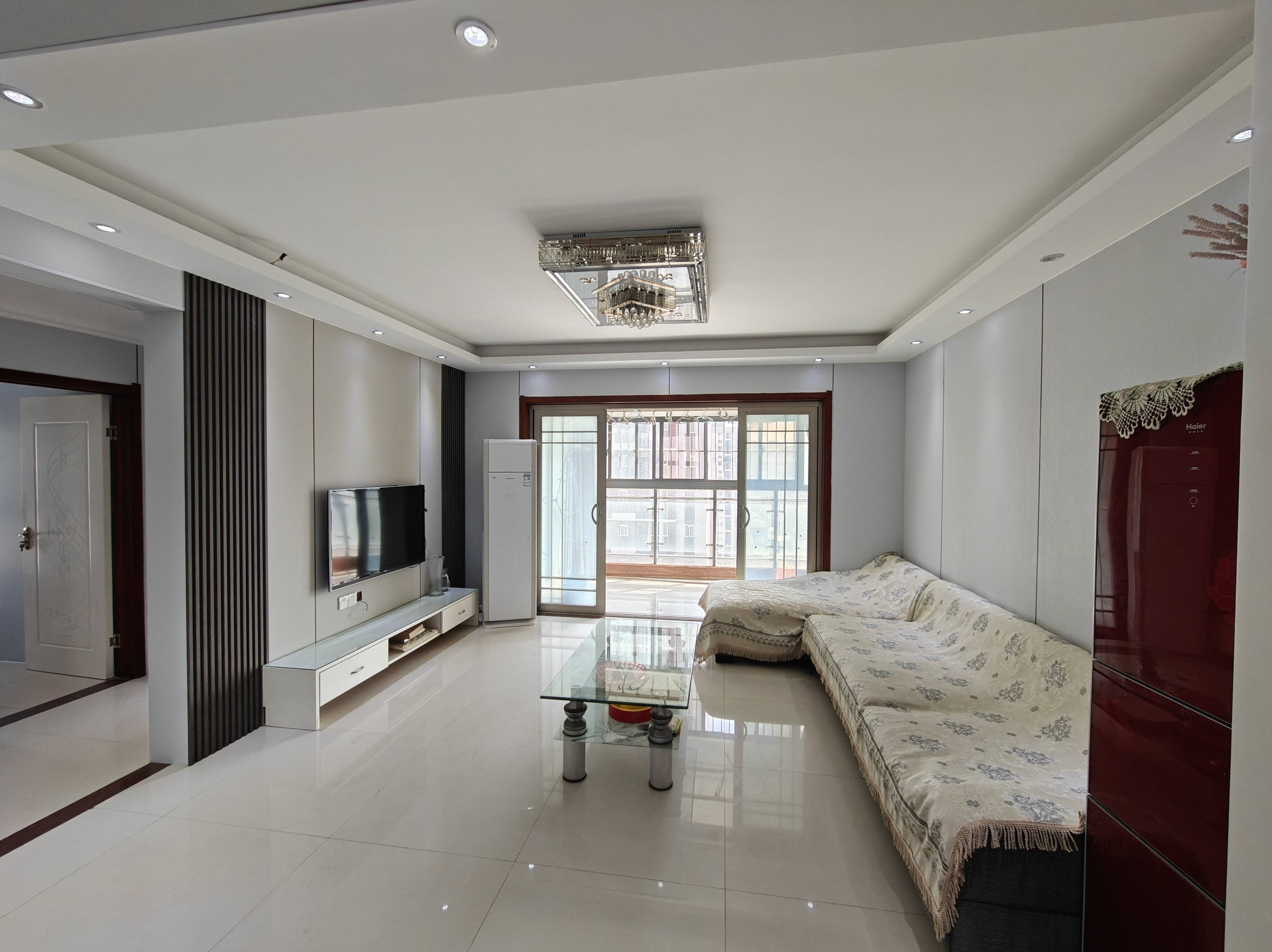 金城花园小区，131平带装修，高性价比房源出售。