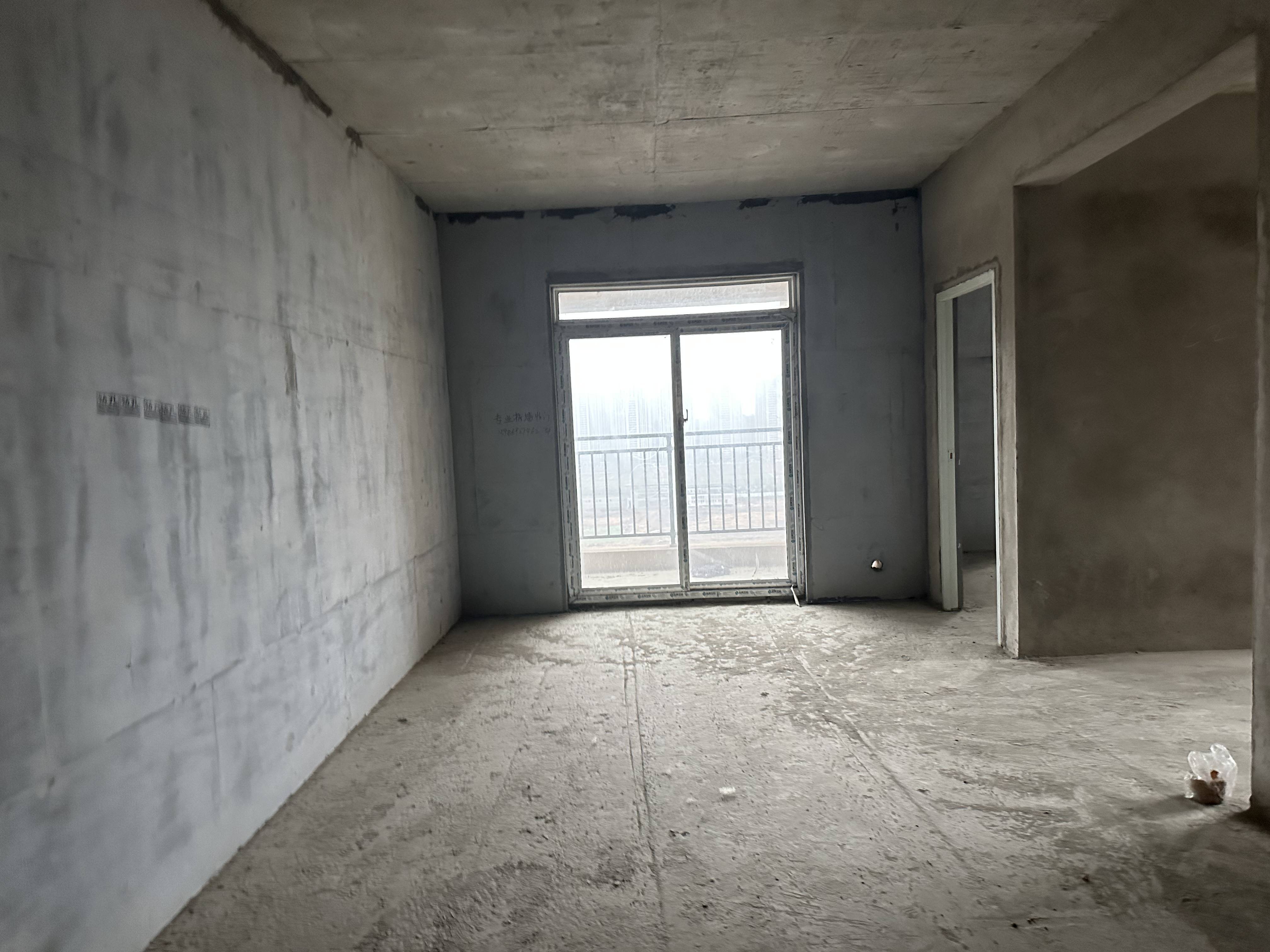 诚心出售，中间好楼层，户型方正，南国明珠，满二