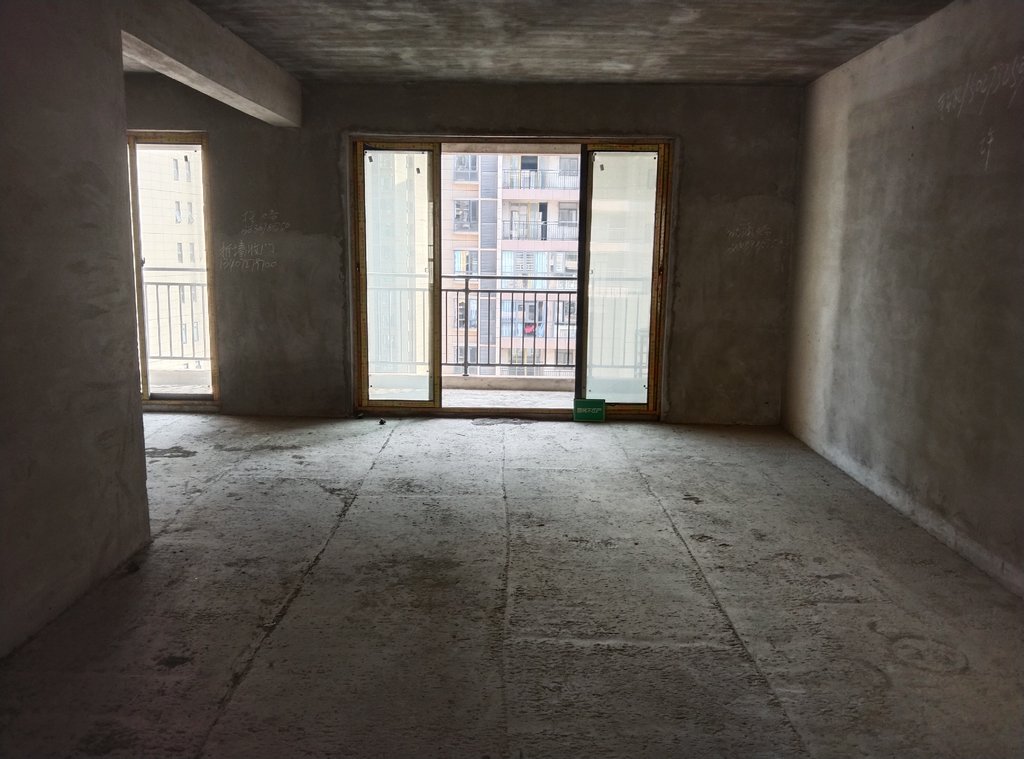 元泰未来城 毛坯大平层四房.南北通透双阳台.看房方便