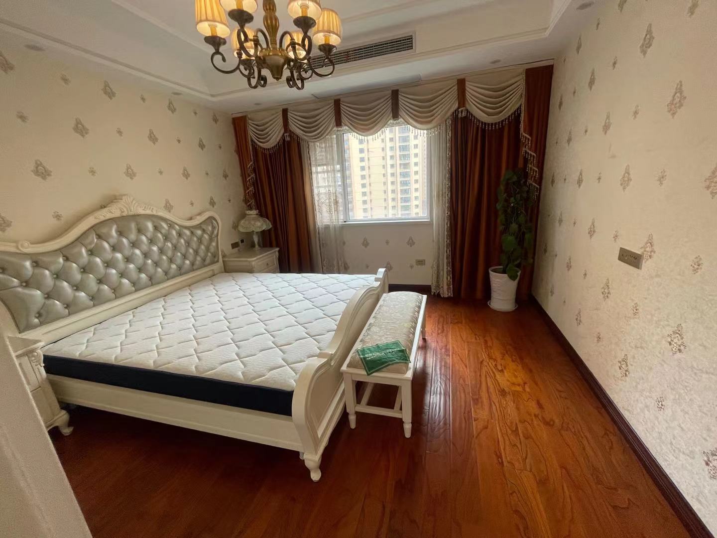 满庭春精装湖景房视野开阔家里都是品牌家电直接拎包住不用操心装修