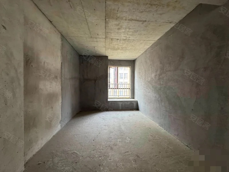 城南，新城一号五期，电梯洋房。中间楼层，四房二卫，全天采光，电梯入户，南北通透