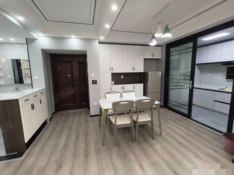 242，急售，商城老三中旁，电梯好楼层，15楼全新装修三房，证满二，拎包入住