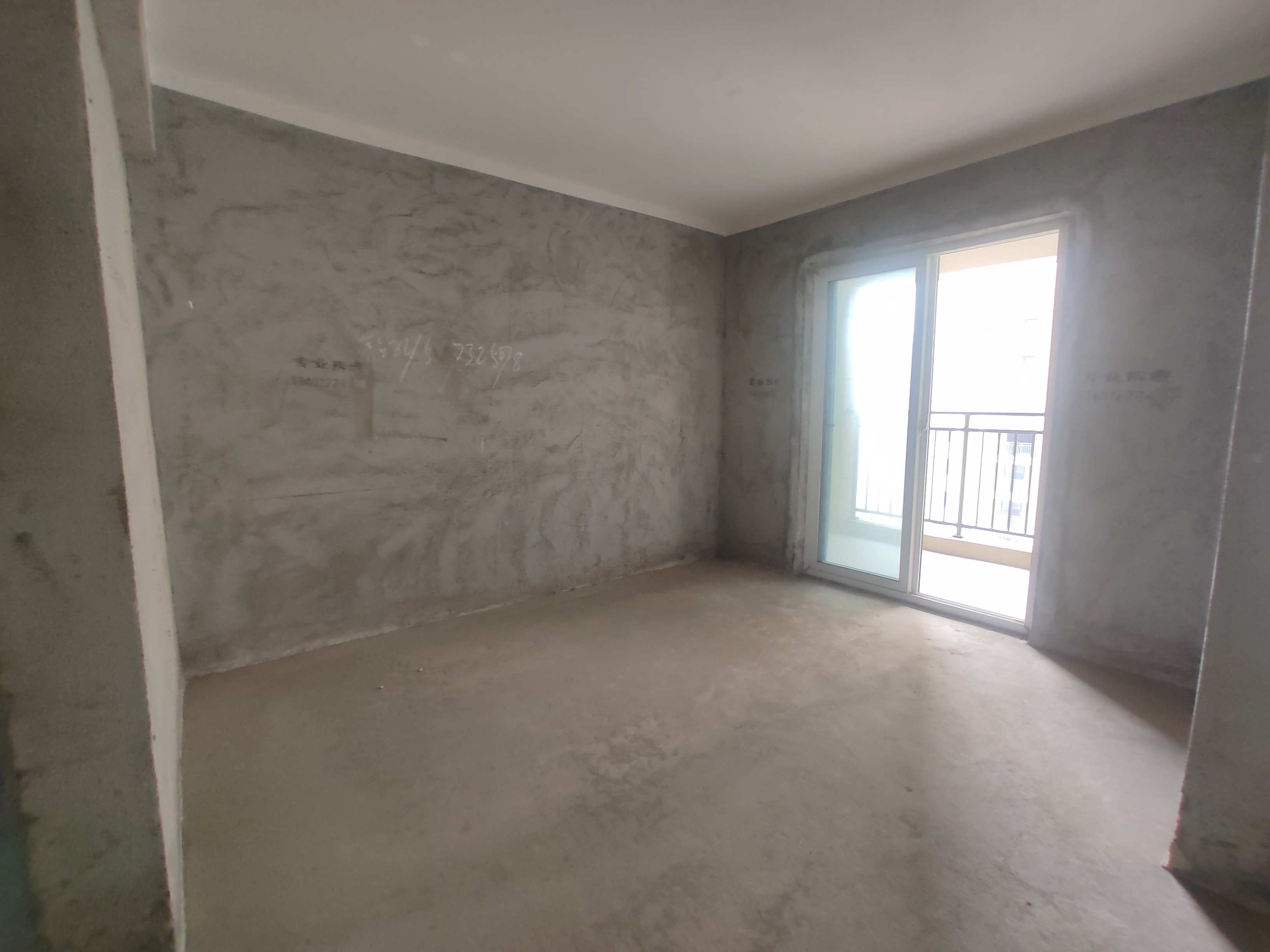 森林国际.毛坯大三房.南北双阳台.站阳台可看湖.看房方便