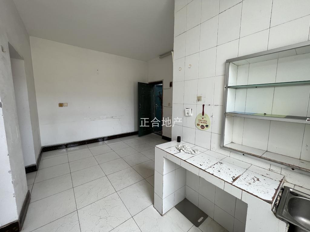 沔中旁边，步梯4楼，两证齐全总价16.8，房龄很新