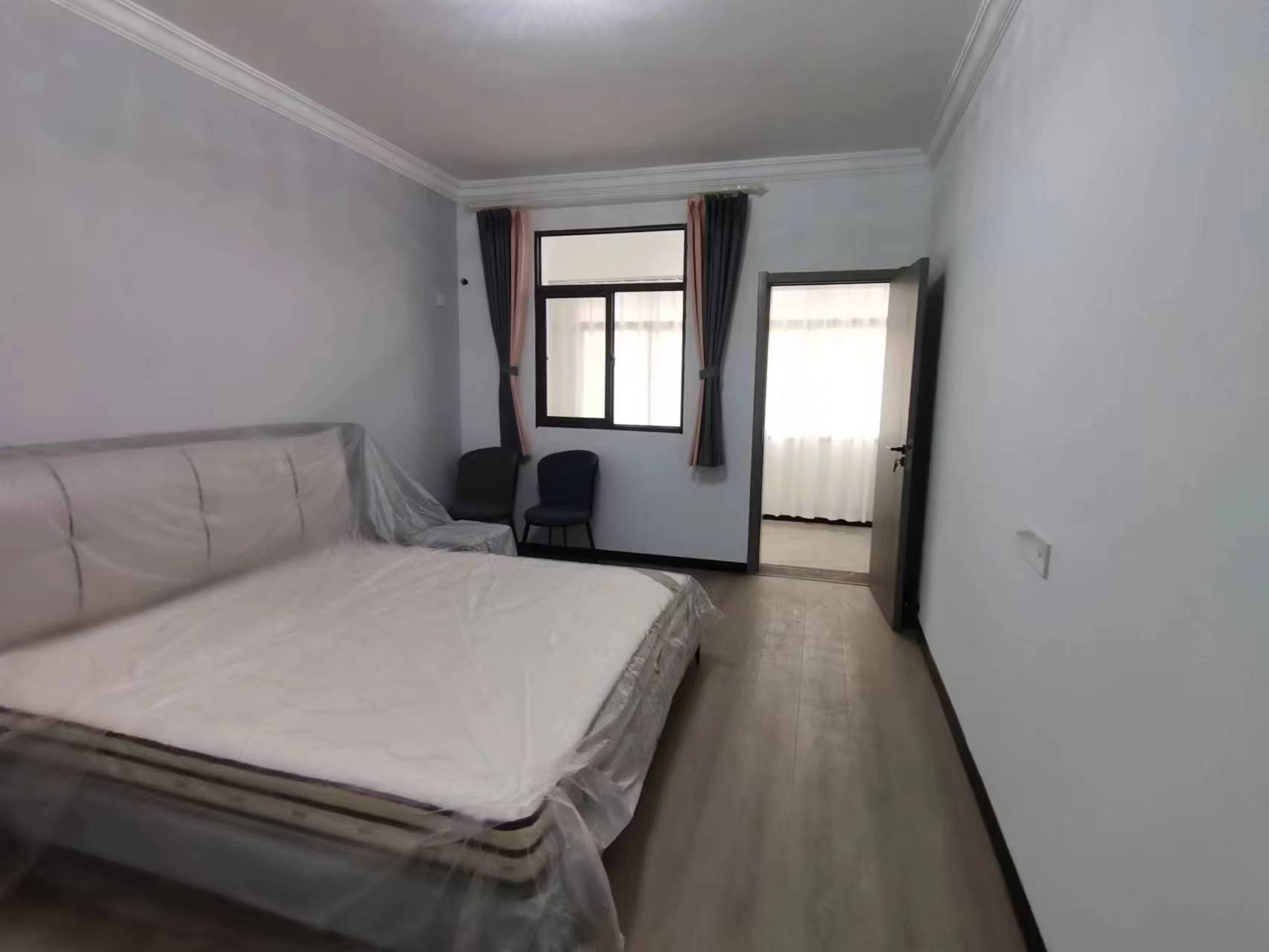 一建宿舍商城附近三钟旁边热闹凡华的位置全新装修