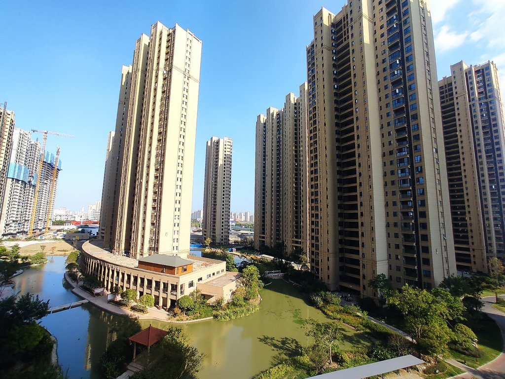 御湖世家毛坯大三房还送车位南北通透看房方便學笑就在旁边