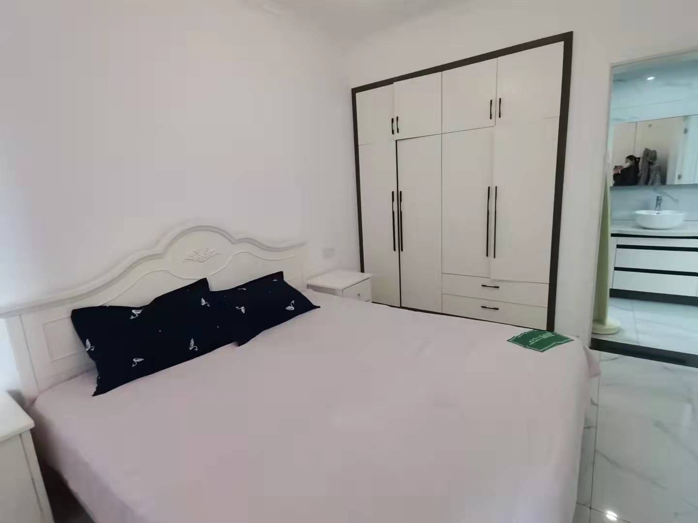 森林国际精装两房带露台装修新保养好房东诚意出售